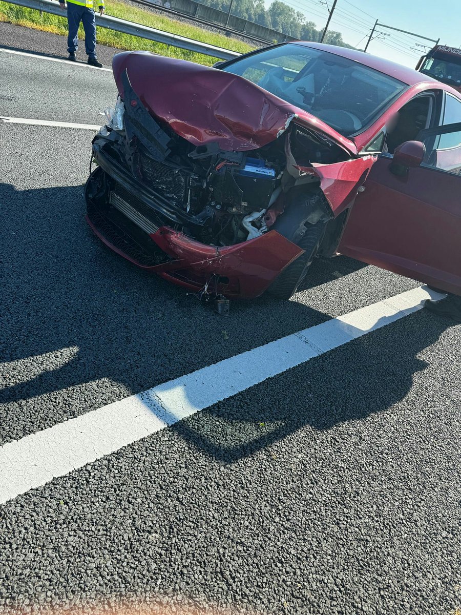 Op de A15 bij Vuren is een eenzijdig ongeval gebeurd. Hulpdiensten zijn ter plaatse. Schade aan het voertuig is groot. Er zijn (nog) geen details over eventuele slachtoffers.