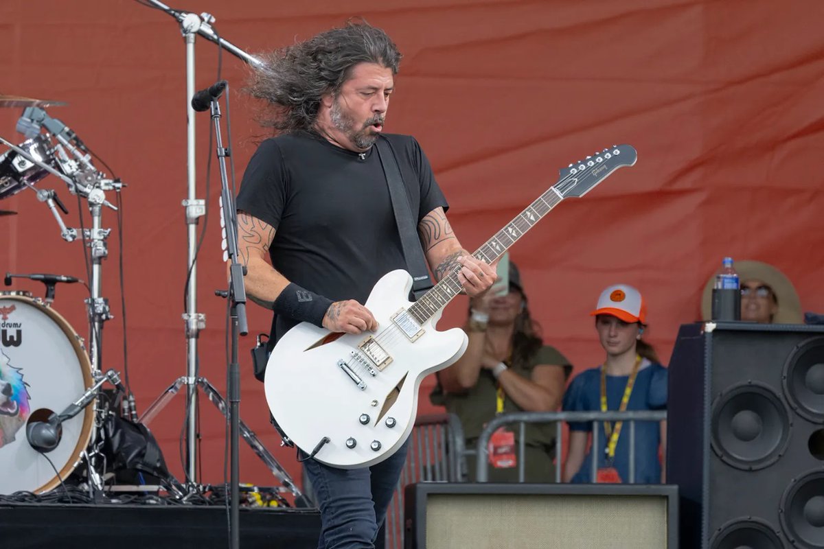 Lors d’un concert au festival Welcome to Rockville samedi, Foo Fighters a fait semblant de jouer deux classiques de Van Halen… pour finalement révéler que Wolfgang Van Halen de Mammoth WVH jouait dans les coulisses : rollingstone.fr/foo-fighters-e…

#foofighters #wolfgangvanhalen