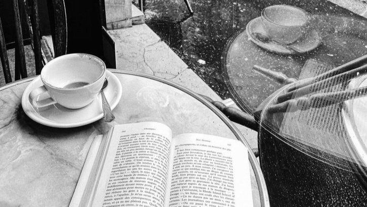 “Un libro no acabará con la guerra ni podrá alimentar a cien personas, pero puede alimentar las mentes y, a veces, cambiarlas.”

Paul Auster

Buenos días 📖☕🌻