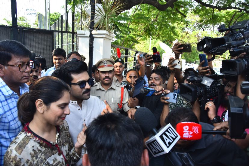 Power couple 🩷 Global #RamCharan and #UpasanaKamineniKonidela radiate civic responsibility as they strike a pose after casting their votes at Jubilee Hills Club
#RamCharan #UpasanaKonidela #ElectionsParliament2024 #Elections2024 #GlobalStarRamCharan #RamCharan