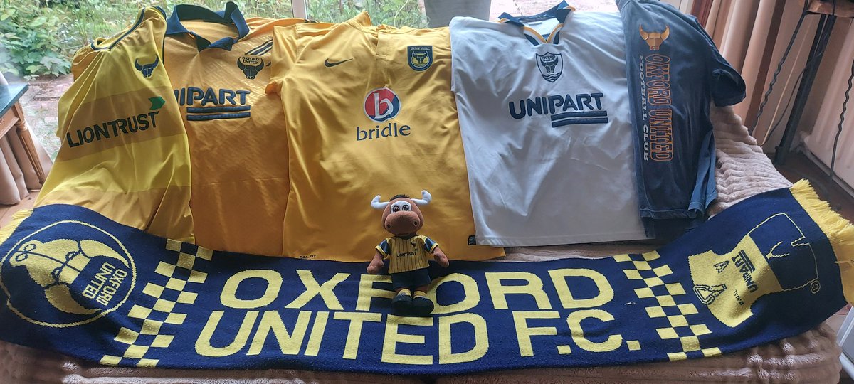EylesJenny's tweet image. #OUFC #mymum the few things my mum saved hard to buy me over the years. She was Oxford born and bred. I can still hear her chanting and shouting at the radio on a Saturday afternoon whilst doing the cleaning when we were kids. Love and miss you mum, you would be so excited 🥰🥰