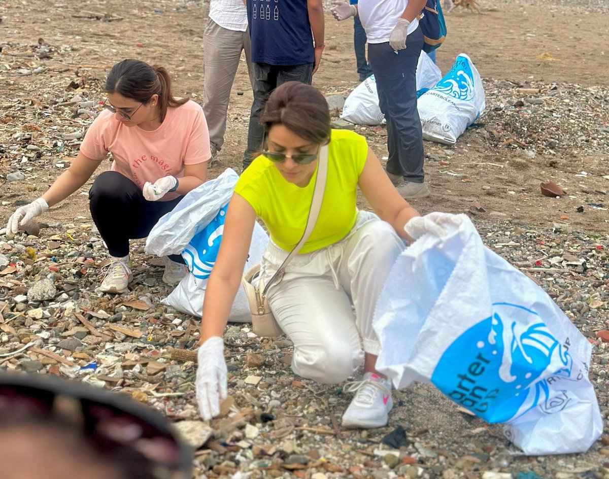 Actress Simple Kaul took part in a beach cleaning campaign in Bandra! @simplekaulpics #SimpleKaul #beachcleanup urbanasian.com/entertainment/…