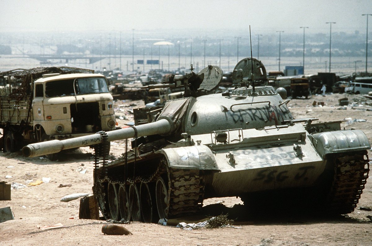 'Hi mom' dan 'Soviet-made shit' tertulis di tank T-54/55 atau Type 59 milik Irak, yang sudah hancur setelah diserang oleh koalisi, saat Irak menarik pasukannya dari Kuwait. Iya, menyerang musuh yang sedang mundur bukan lah kejahatan perang, dan saat melihat foto ini, langsung