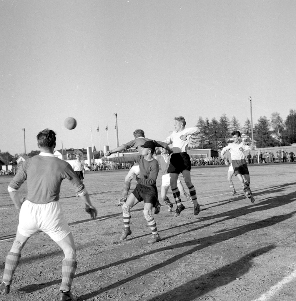 Joensuun Palloseura, JoPS, ja Pieksämäen Pallo-Sepot, PiPS, pelaamassa jalkapallo-ottelua Joensuun keskuskentällä 1950-luvun puolivälin jälkeen. Kuva: Lauri Laine / @HilmaMuseo #joensuu finna.fi/Record/pkm.PKM…