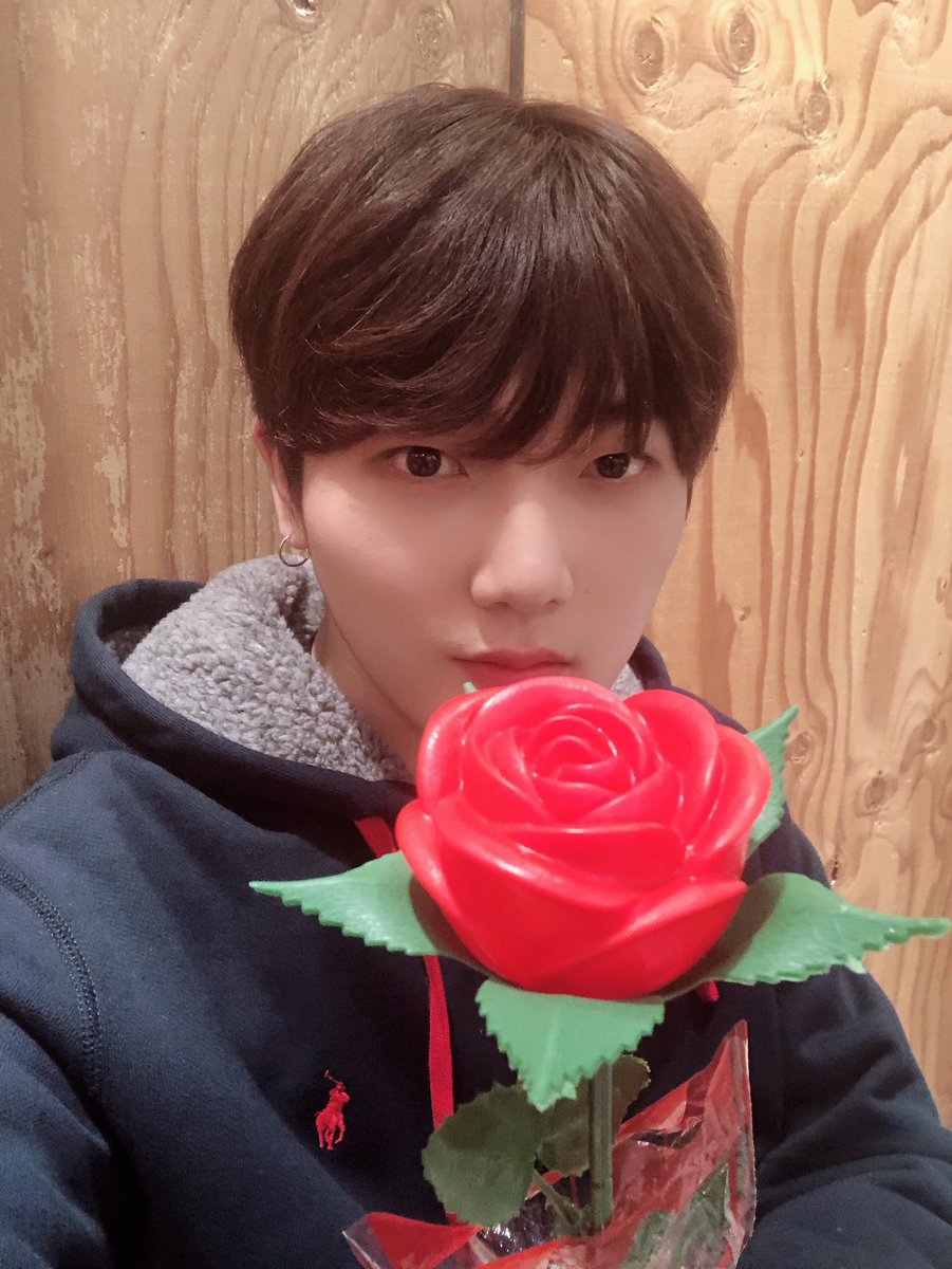 sswluv_'s tweet photo. 로즈데이🌹 
                                                                       to.상원 https://t.co/OXl6S9lrlh