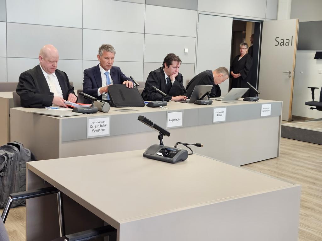 Verfahren gegen Björn #Höcke wegen Verwendung der SA-Parole 'Alles für Deutschland' hat in #Halle begonnen. Bin für @tonline da. #AfD