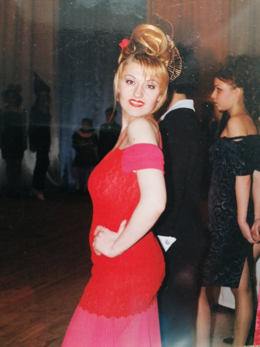 これは、母が19歳の時のものだ。母は私を妊娠していましたが、これはリヴィウのファッションウィークでのデフィレの写真です。

モデルだった🥰😍本当に美しいね。