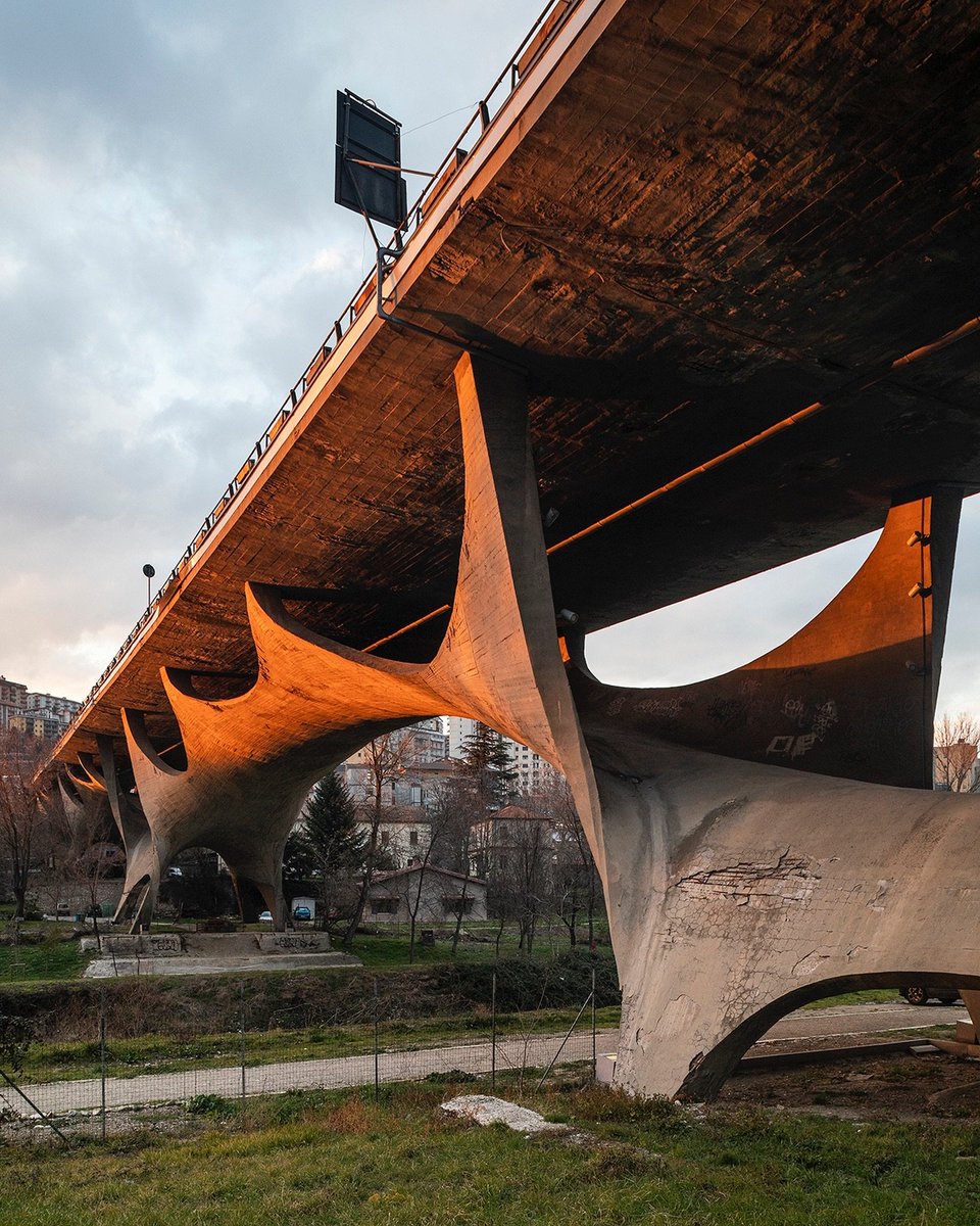 İtalyan mühendis Sergio Musmeci tarafından 1967'de tasarlanıp 1971 ile 1976 yılları arasında inşa edilen Basento bir diğer adıyla Musmeci Köprüsü. / Potenza, İtalya / Photo by Stefano Perego, 2022