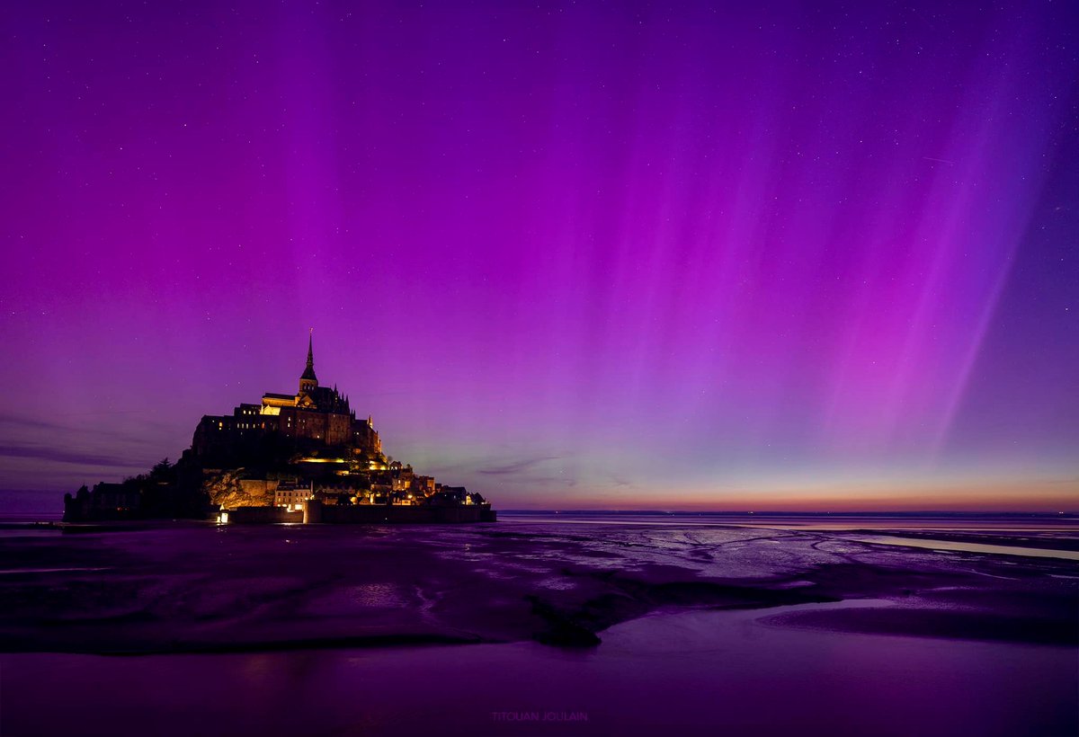 No AI! This stunning picture was taken by Titouan Joulain at 4:50 am on Saturday, when the sun was slowly rising above the bay of the Mont-Saint-Michel. 📷: © Titouan Joulain - Nature Photographer