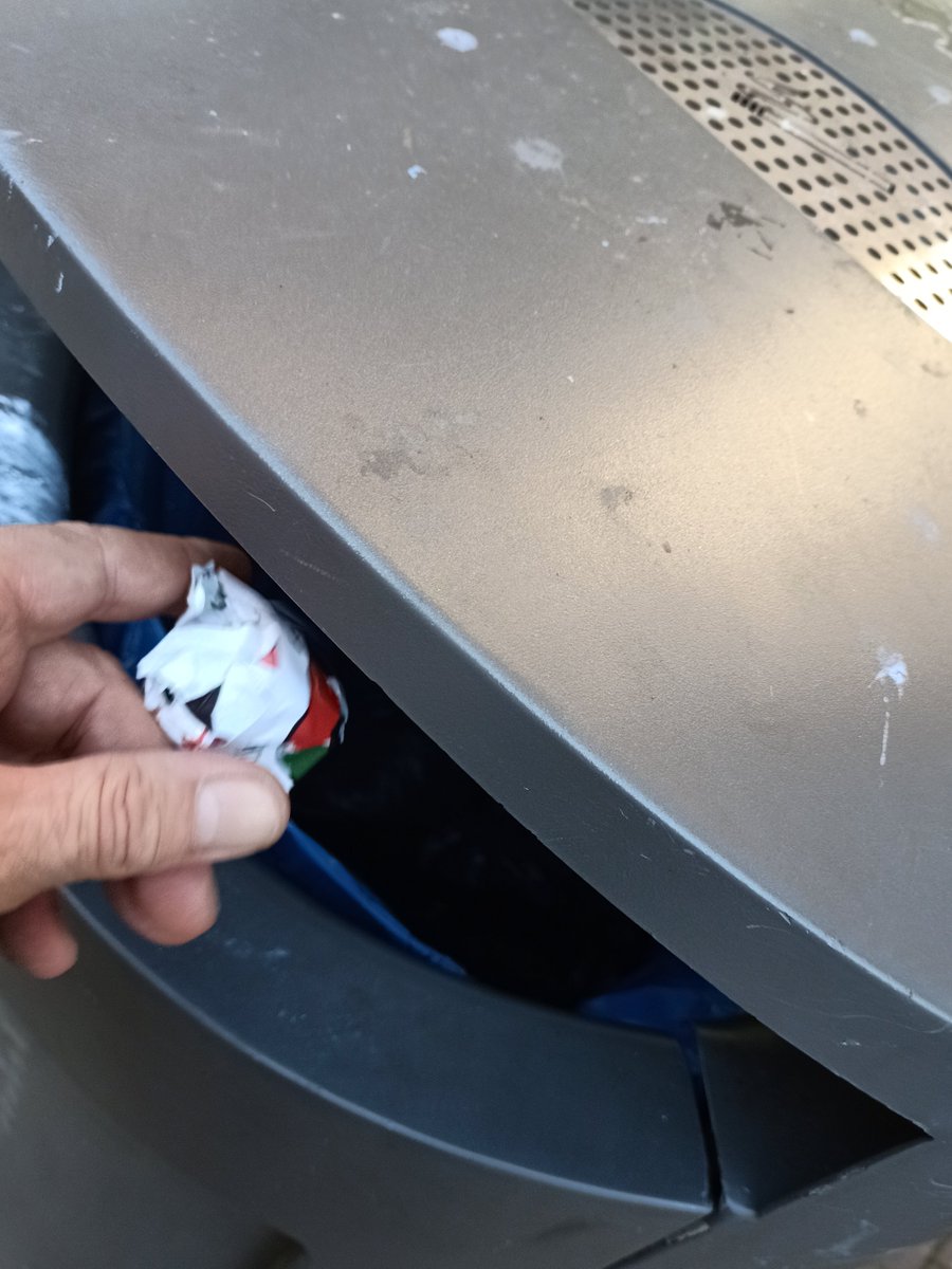 This morning I checked on a few streets that I rarely visit and found several dozen pro Hamas stickers. Some had even been stuck on traffic lights. I binned them. Police officers shortly interrupted me, asking what I was doing. 'Getting rid of jihadist propaganda', I replied. 1/4