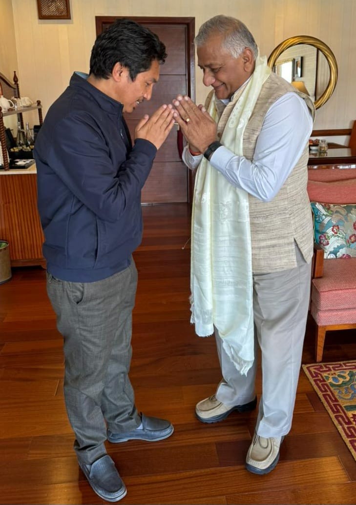 I had the honor of receiving @Gen_VKSingh ji Hon'ble MOS Road Transport and Highways and Civil Aviation to Ladakh during his two-day visit to campaign for Shri @tashi_gyalson. His visit is focused on articulating Shri @narendramodi Ji's vision for the development of Ladakh.