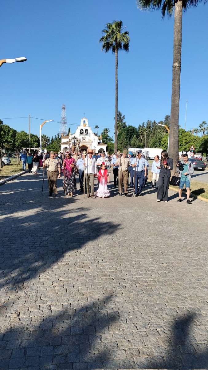 Ya ha salido la Hdad. Castrense de Ntra. Sra. Del Rocío . !!Buen camino a los romeros !! Toda la info en @elCorreoWeb