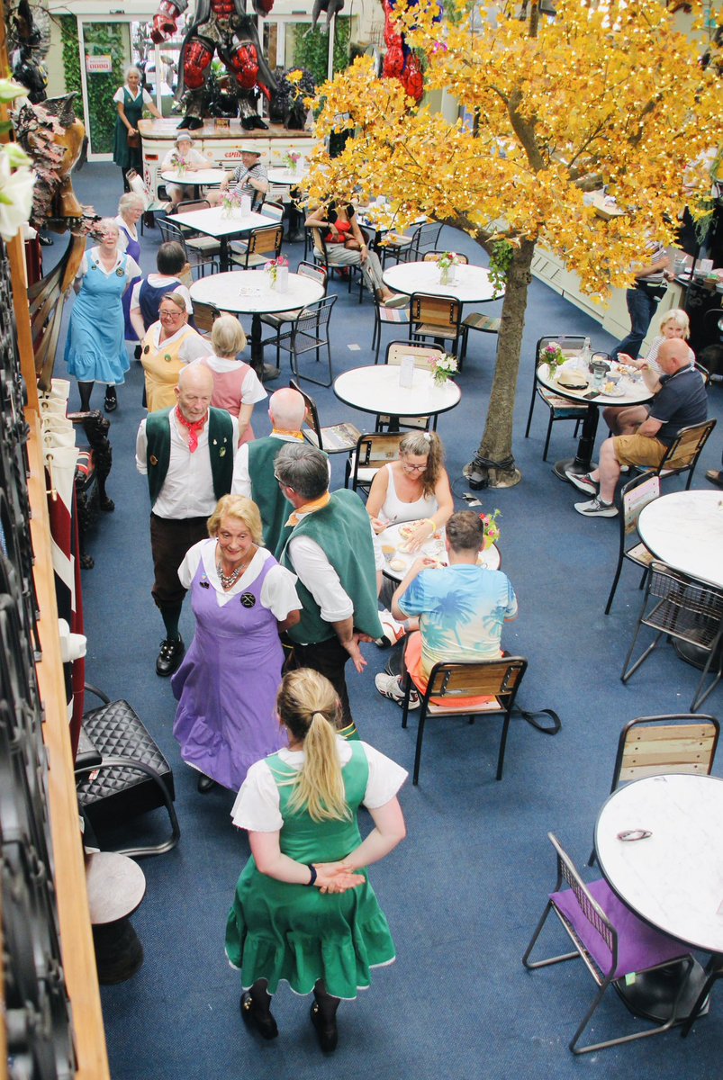 Do you like spoiling peoples’ days out by dancing through their restaurant while they’re eating? We do. Naughty Shrewsbury Morris Dancers! Loving you all. Happy Tuesday 🫣🕺🪗💃🩷