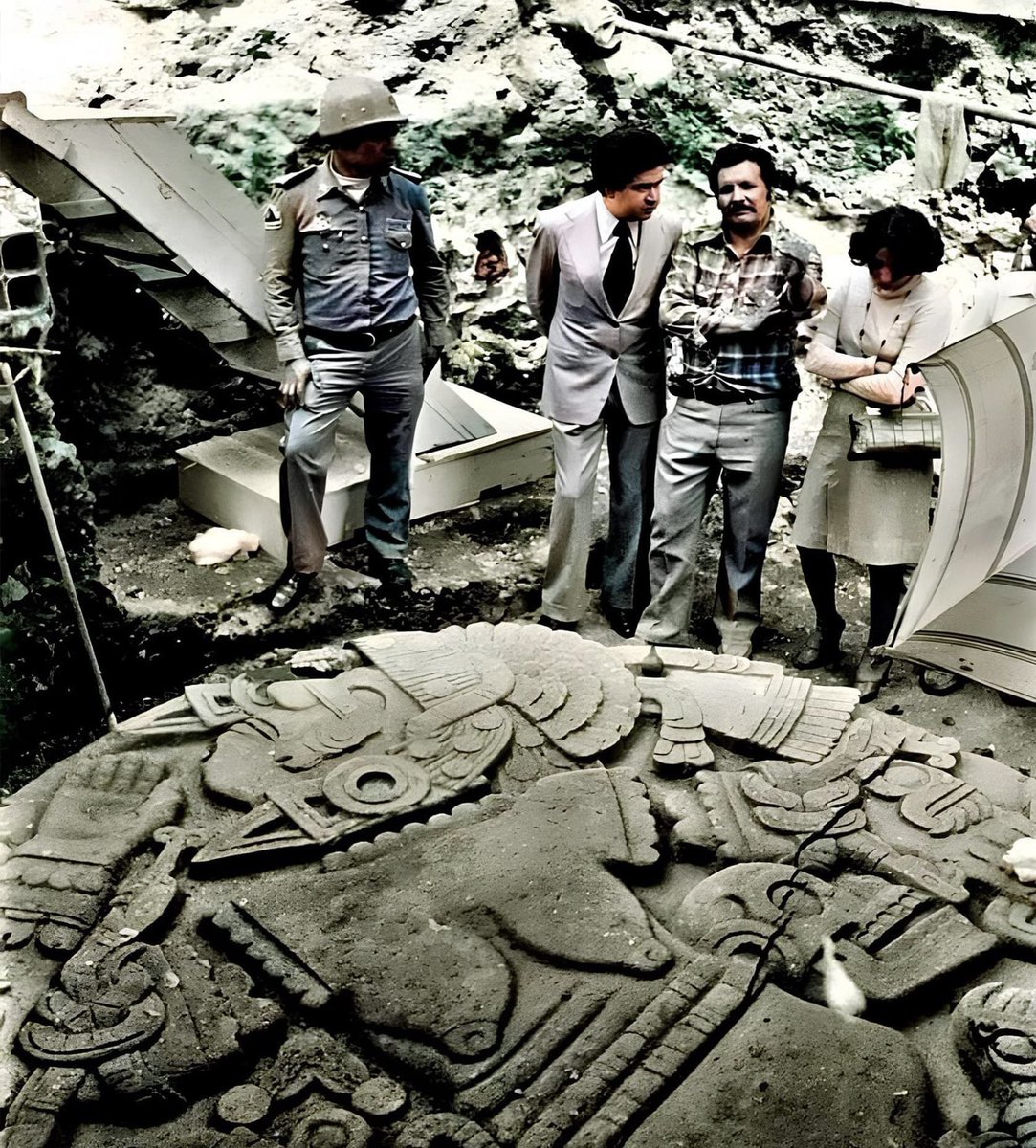 This evocative photo captures a pivotal moment on February 21, 1978, in Mexico City, when the Coyolxauhqui stone was unexpectedly discovered. Located between Argentina and Guatemala Streets, this substantial artifact measures 3.4 by 2.9 meters (about 11.2 by 9.5 feet) and is 0.4