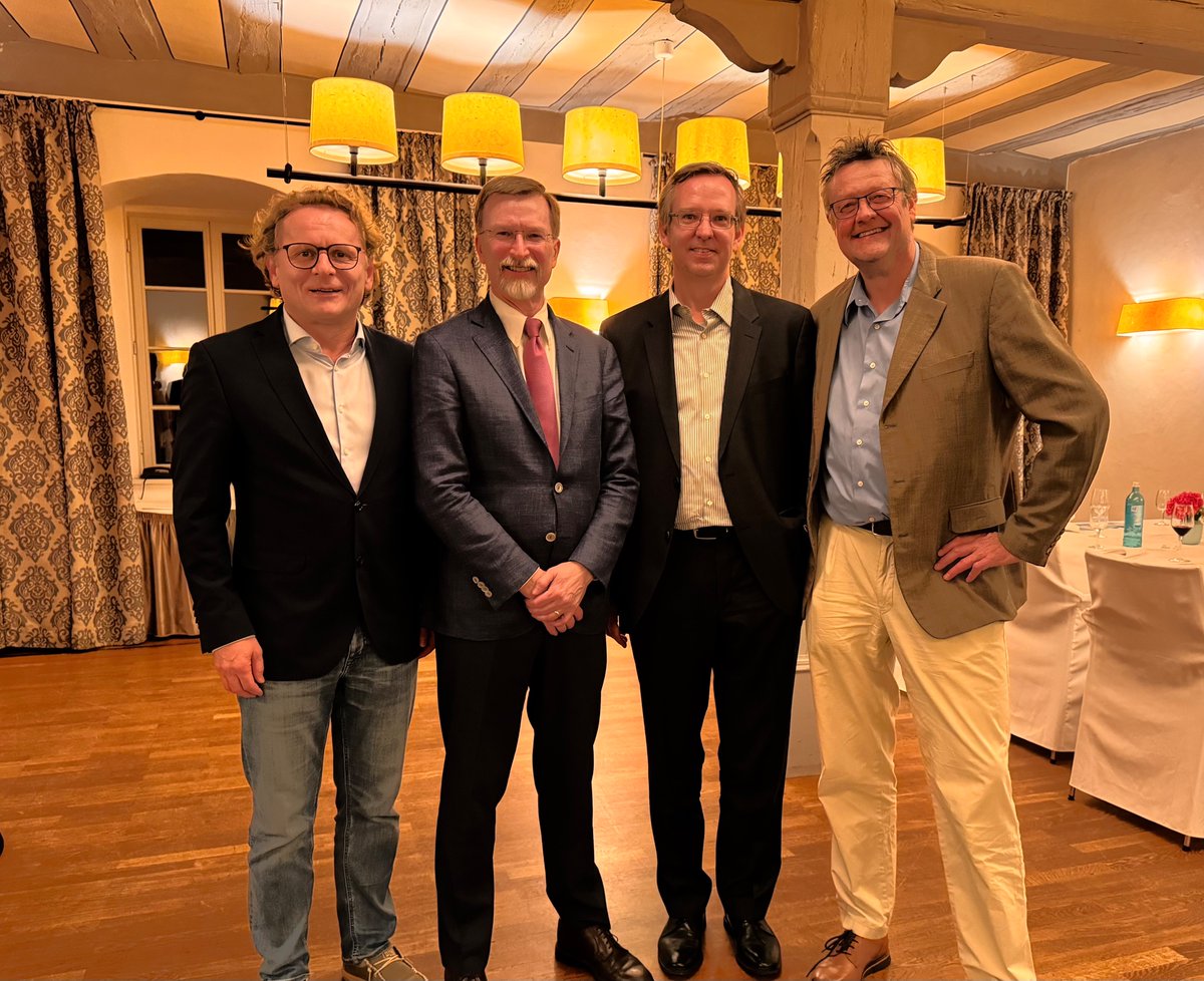 Stimulating overview on #PROTACs and #TPD by @CraigMCrews for the #EmanuelMerckLecturship 2024 supported by @TUDarmstadt & @merckgroup 🙌 Thx @UlrichBetz for the invite Evening full of science and fun with Craig and colleagues from @proxidrugs Felix Hausch & @HartungIngo 😀🫶🥰