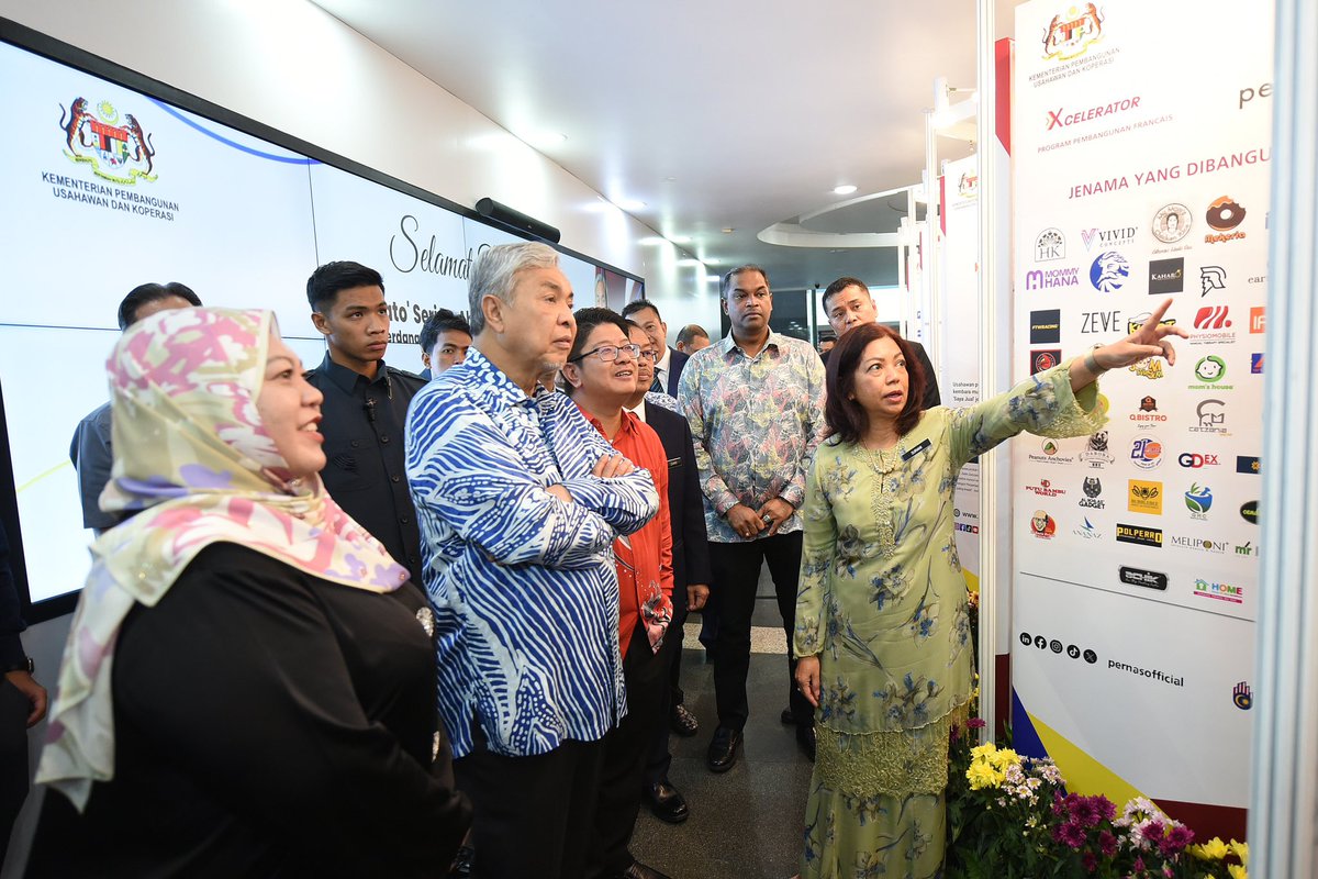 𝟏𝟒 𝐌𝐞𝐢 𝟐𝟎𝟐𝟒 | 𝐏𝐮𝐭𝐫𝐚𝐣𝐚𝐲𝐚 Menerima kunjungan YAB Timbalan Perdana Menteri, Dato Seri Dr Ahmad Zahid Hamidi ke Kementerian Pembangunan Usahawan dan Koperasi (KUSKOP) bagi mempengerusikan mesyuarat Sekretariat Majlis Pembangunan Usahawan dan PMKS Kebangsaan