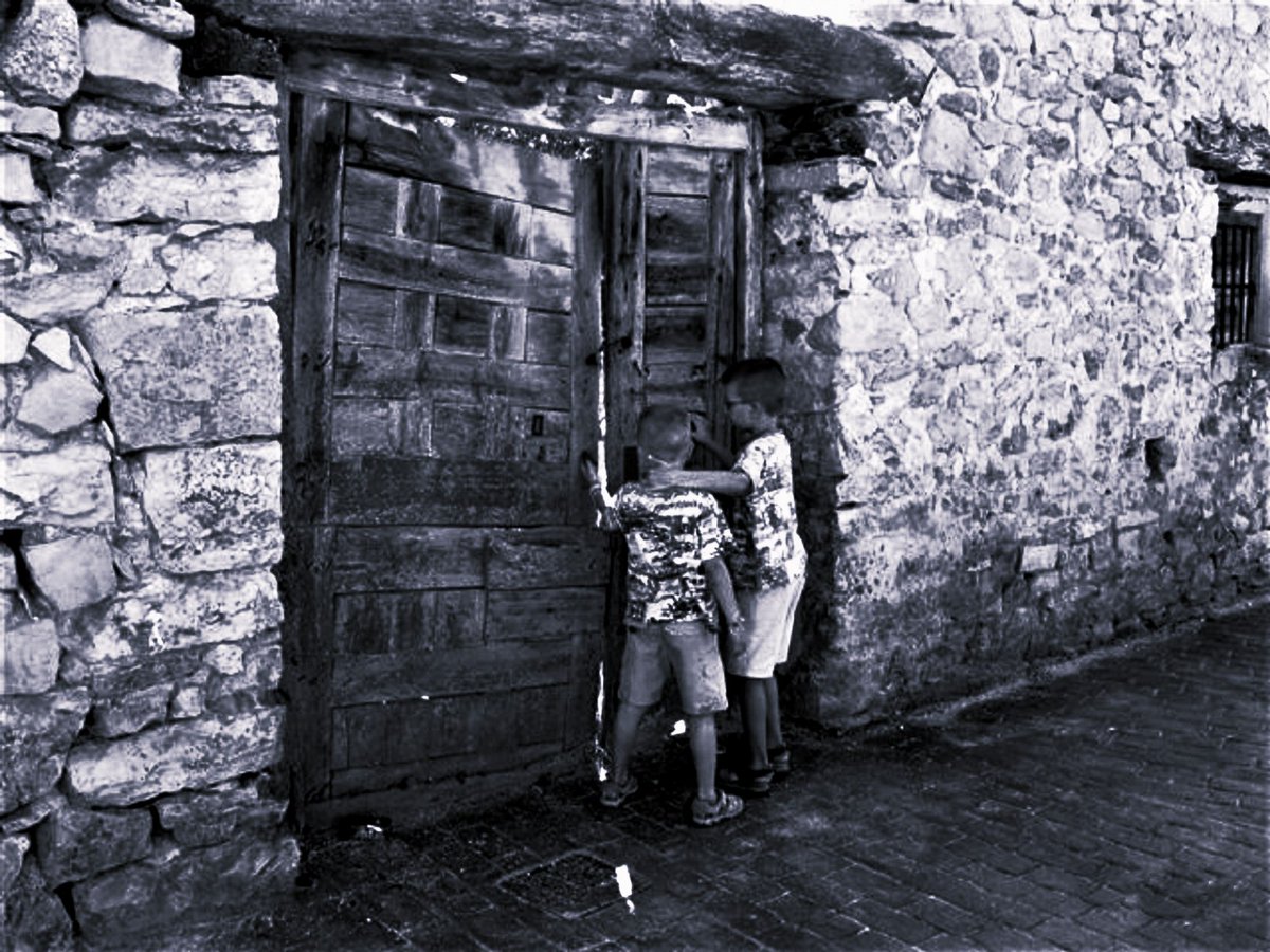 'A los niños no hace falta enseñarles a ser curiosos'. Abraham Maslow . Recuerdos en blanco  y negro 
#niños #puertas #curiosidad #blancoynegro #blackandwhite #hacerfotos #blackandwhitephotography #fotografia