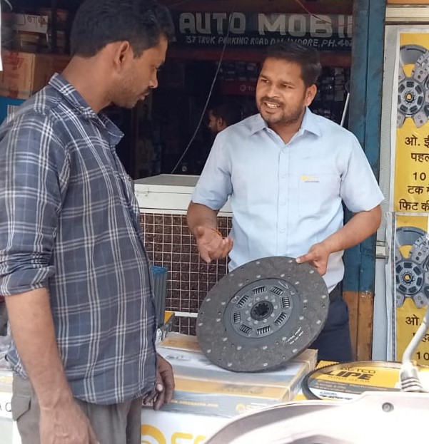 Putting quality and durability on display at our corner meet in Indore!
From showcasing our range to educating mechanics about the benefits, we're here to make a difference.

#setcoautosystems #clutchleaders #customerfirst
