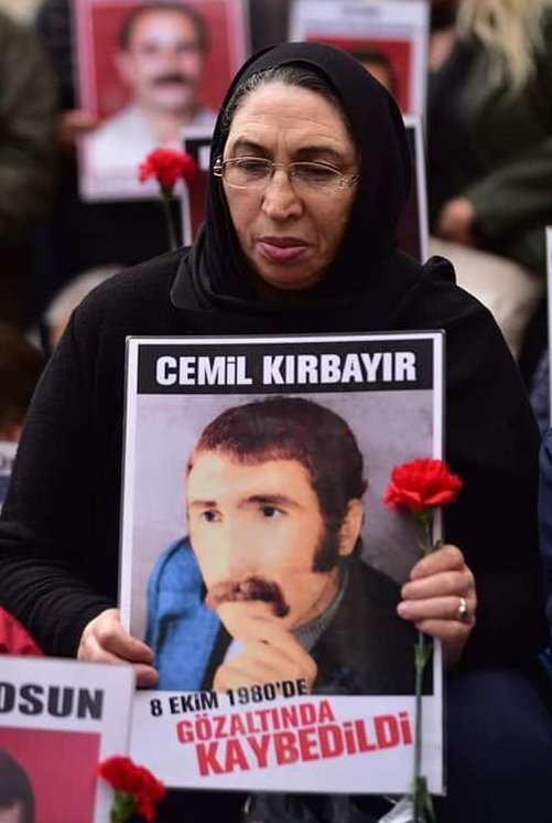 12 Eylül kayıplarımızdan Cemil Kırbayır’ın kardeşi, mücadele arkadaşımız Fatma Kırbayır da, Berfo Annemiz gibi Cemil’den bir haber alamadan aramızdan ayrıldı. Acımız büyük. Fatma Kırbayır, 15.05.2024 (yarın) Öğle namazının ardından, İçerenköy Gökyiğit Camisinden Berfo Annemizin