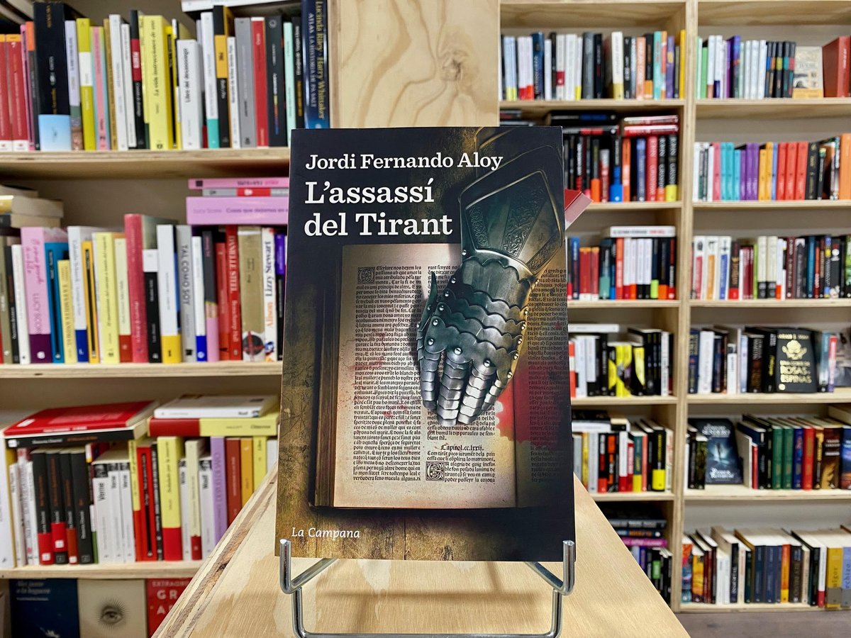 Avui, 14 de maig, l'escriptor Jordi Fernando Alcoy ve a casa nostra a presentar la seva novel·la, L'Assassí del Tirant. L'acompanyarà l'escriptora i editora Mònica Batet. elsoterranillibreria.cat/blog/presentac…