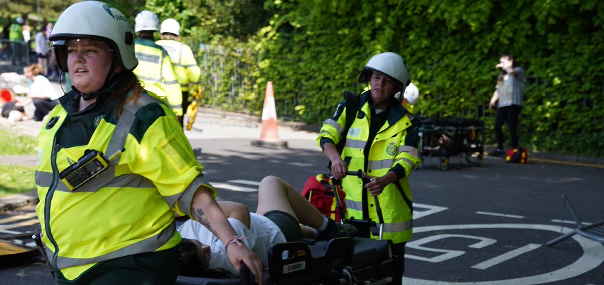 🚑Cynhaliwyd ymarferiad hyfforddiant digwyddiad mawr ar gyfer myfyrwyr parafeddygaeth @SwanseaMedicine yn eu blwyddyn olaf a staff @WelshAmbulance, â'r nod o baratoi myfyrwyr ar gyfer yr heriau sy'n gysylltiedig â gwaith parafeddygon. ➡️bit.ly/3WAJR8d