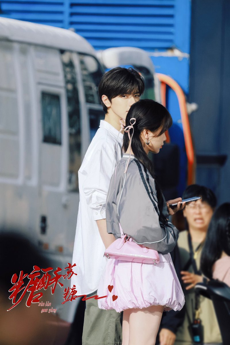 this atmosphere😻😻look at the shirt such a KITTY COUPLE 

#EstherYu #SkiIntoLove #LinYi