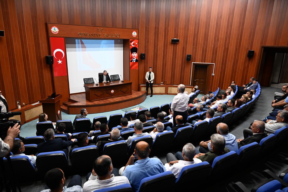 Merkeze Bağlı Köy ve Mahalle Muhtarlarımıza Yönelik Hizmet İçi Eğitim Semineri, Valimiz Dr. Erdinç Yılmaz’ın katılımıyla düzenlendi. Yeni seçilen muhtarlarımıza görevlerinde başarılar dileyerek, Seminerin hayırlı olmasını temenni etti. @DrErdincYILMAZ1