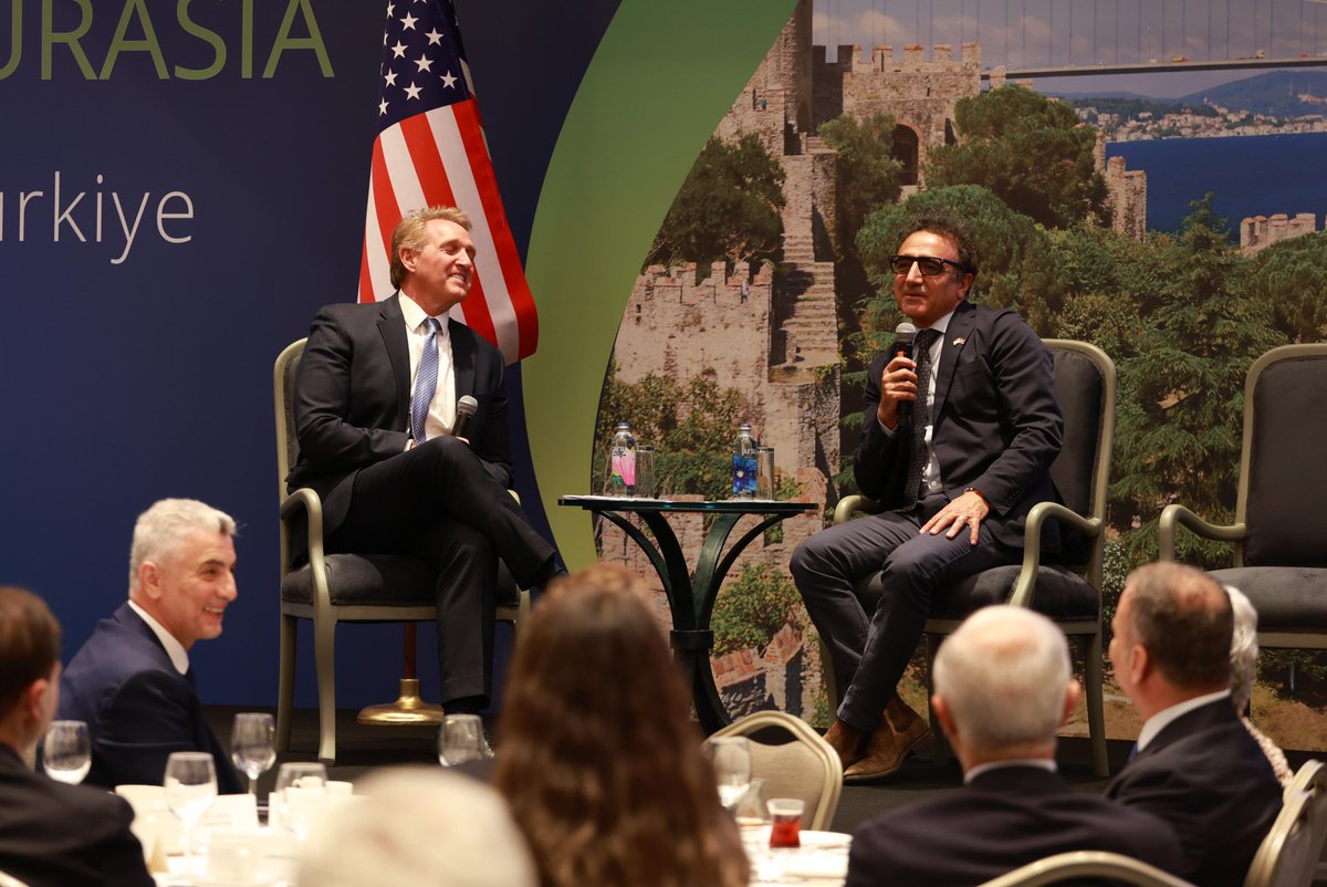 Güne, ABD Trade Winds Forumunda, <a href="/ticaret/">T.C. Ticaret Bakanlığı</a> <a href="/omerbolatTR/">Prof. Dr. Ömer Bolat</a>, Bakan Y. <a href="/mustuzcu/">Mustafa Tuzcu</a>, Müsteşar Marisa Lago, Büyükelçi <a href="/JeffFlake/">Jeff Flake</a>, <a href="/taikofficial/">TAİK</a> Bşk. Murat Özyeğin, <a href="/AmericanTurkish/">U.S.-Turkey Business Council</a> Bşk.  <a href="/hamdiulukaya/">Hamdi Ulukaya</a> ve iş dünyası temsilcileriyle  başladık.

Açılışın ardından, BE Flake ve Hamdi Ulukaya'yı