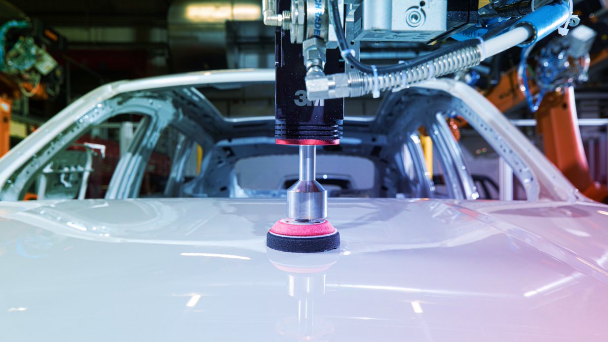 Sneak peek at our automated surface processing 👀 Did you know that our Regensburg plant was the first ever car plant to use end-to-end automation for inspection, processing and marking of painted vehicle surfaces? 💡 b.mw/wwacy #BMWGroup #BMWiFACTORY #innovation