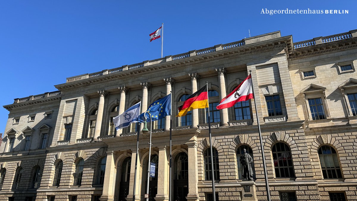 Heute am Gründungstag weht die Flagge Israels vor dem #AGH. „Die Freundschaft zwischen Deutschland und Israel ruht auf einem starken Fundament. Besonders in Zeiten des Terrors ist es wichtig, Freunden beiseite zu stehen und Solidarität zu zeigen', so Präsidentin @CorneliaSeibeld.