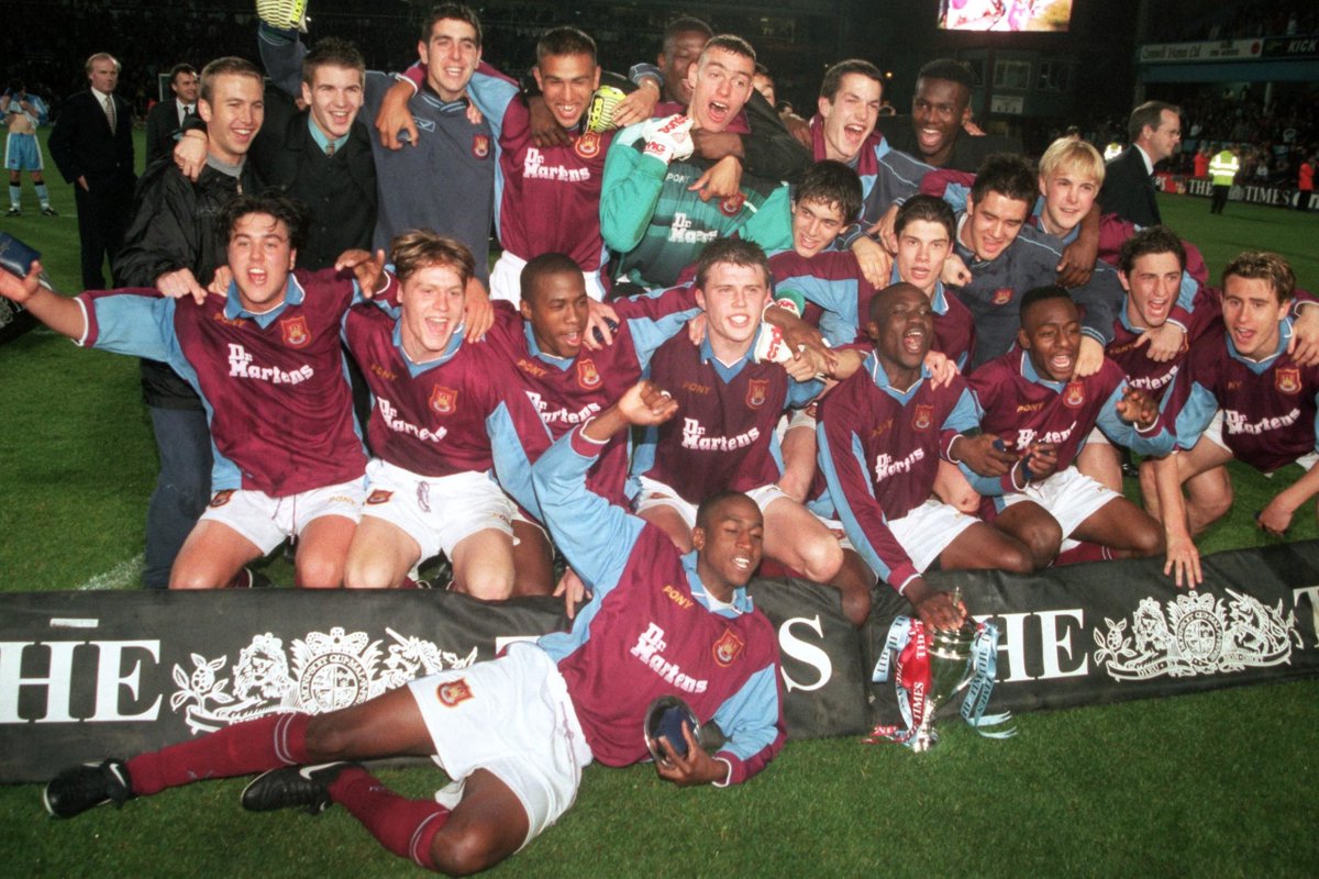 whulegends_XI's tweet photo. 25 years ago since our Class of 99 won the 2nd leg of the Youth Cup Final 6-0 to complete a 9-0 victory over Coventry. Some fantastic players on show that season with all of them going on to have good careers in the game ⚒️ @bertiebrayley @OnlyNewts https://t.co/h04G4mTvyM