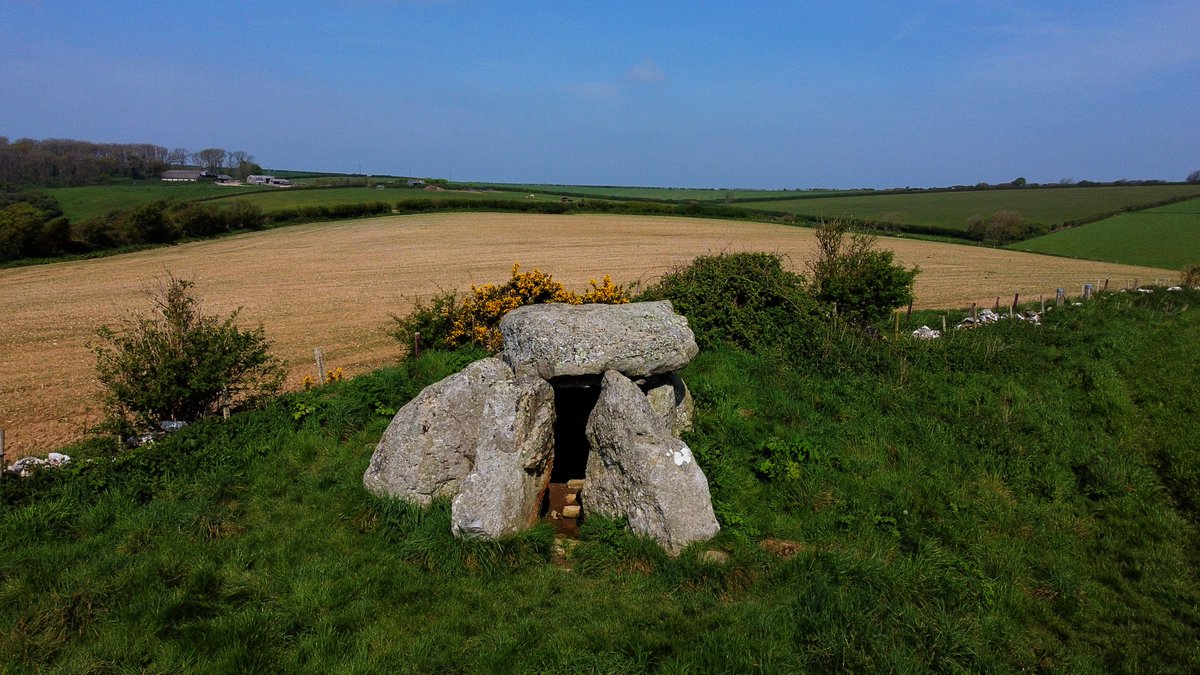 #TombTuesday & you've got to feel sorry for the Hell Stone
 Pretty much the only Dolmen of its kind in Dorset, branded as the most evil place possible😈🔥
 ...and as best we can determine, reassembled incorrectly by antiquarians 
 but we still love it
🧵