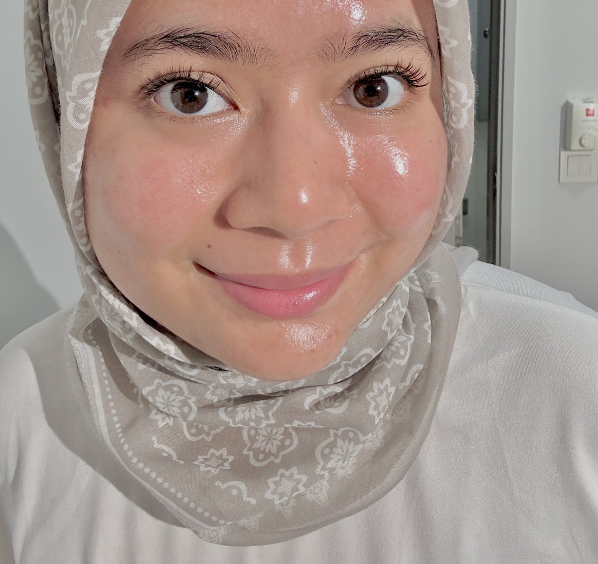 ainshares's tweet photo. Semalam post tweet eyelash tapi ramai pulak terfocus dekat skin 😂

Before this pun ada yang pernah minta share skincare routine siap dm lagi. 

I malas nak share sebab banyak sangat tapi sebab bina pun dah tanya, nah my updated skincare routine. ⤵️ https://t.co/CnNHURaqfJ