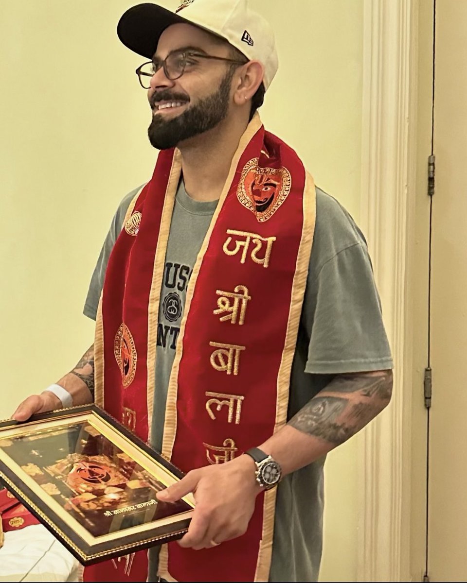 विराट कोहली को मिला आशीर्वाद! 🙌 @imVkohli @TeamVirat विराट कोहली को श्री सालासर बालाजी धाम मंदिर के पुजारियों से श्री बालाजी का पवित्र स्कार्फ और फोटो फ्रेम मिला🙏❤️ #salasarbalaji #viratkohli #virat #viratkohlifanpage #viral #rcb #indiancricketteam #india #salasar #ipl2024