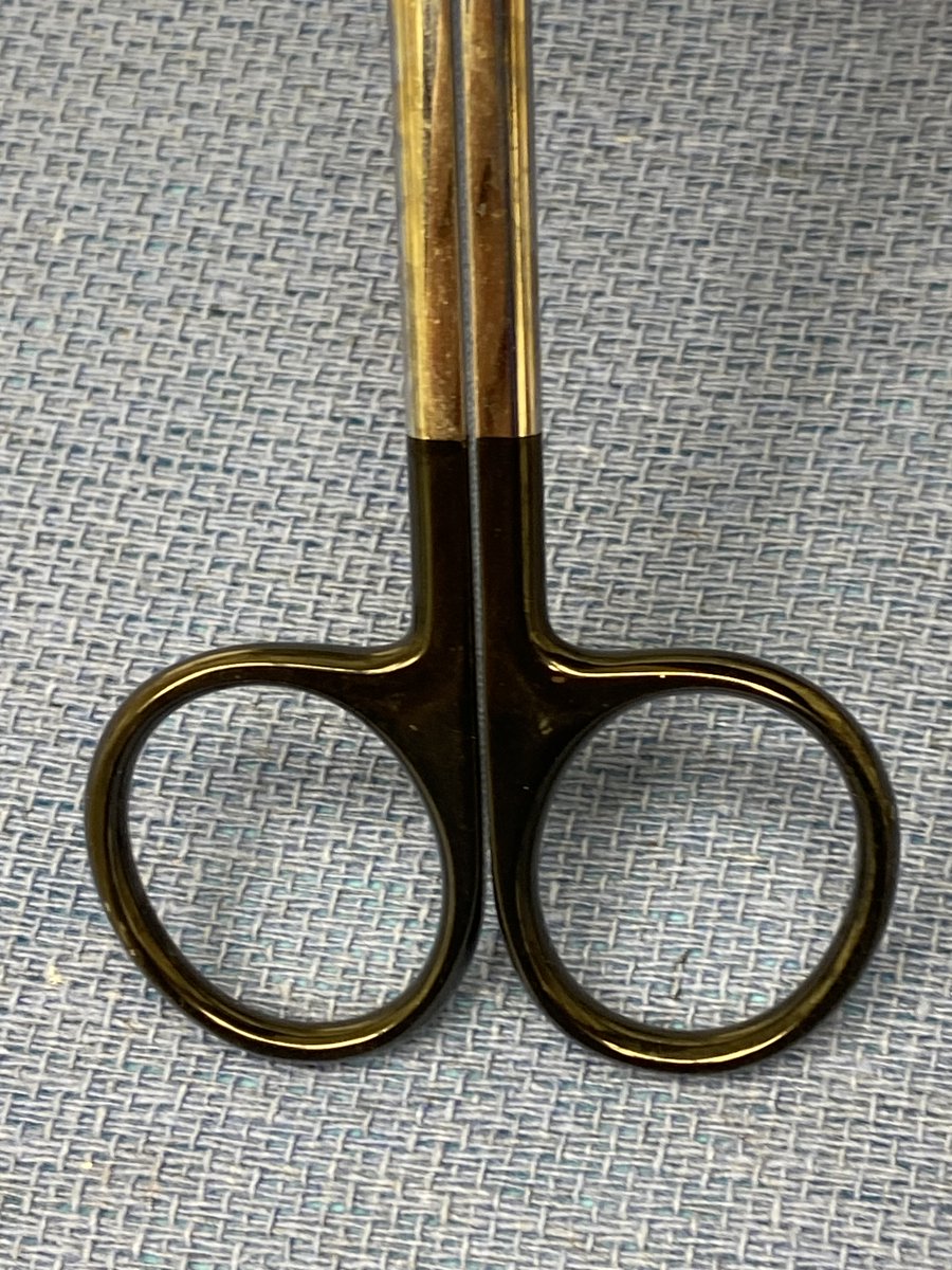 Short 🧵regarding the scissors with black handles: Those who read my original 🧵on the meaning of gold handled surgical instruments may recall I mentioned scissors with black handles (if not, see link at the end). I've now seen one in the wild and got the necessary photos.