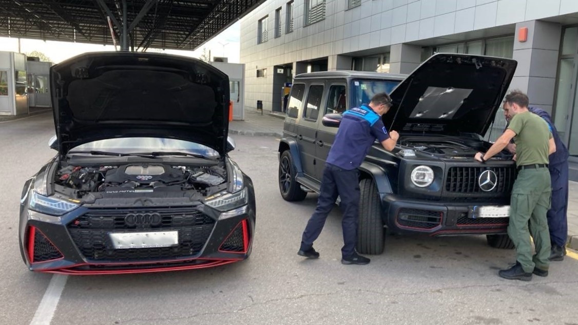 #Frontex is working hard at the biggest border crossing point in Europe!
EU border guards deployed in Bulgaria helped detect two stolen cars at the Kapitan Andreevo border crossing point. Together with the 🇧🇬 officers, they managed to stop the 400.000 euro crime ✋