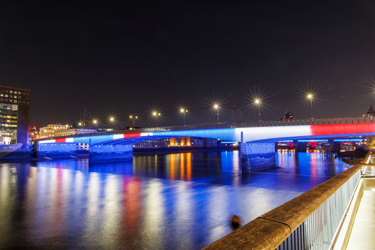 @DailyPicTheme2 To celebrate the coronation of King Charles, London Bridge was illuminated in red, white & blue #CapturedColour #DailyPictureTheme #IlluminatedRiver