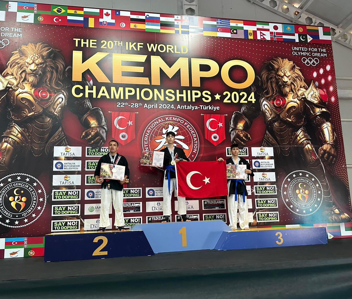 Antalya’ da düzenlenen KEMPO Turnuvasında Dünya Şampiyonu olan TOKİ Atakent Lisesi öğrencimiz Hüseyin Can ÇETİN’ i tebrik ediyoruz.👏 @tcmeb @istanbulilmem @KcekmeceKymklik @MucahitYentur @anteplioglu76 @muratgozudok1
