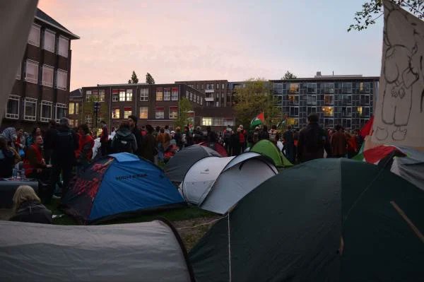 📌 Üniversiteler Filistin’e Destek Eylemlerine Devam Ediyor! Hollanda’da öğrenciler Gazze ile dayanışmalarını göstermek amacıyla Amsterdam Üniversitesi kampüsünde kamp kurdu. On altı saatin ardından eyleme polis saldırdı. Bazı öğrenciler işkenceyle gözaltına alındı.