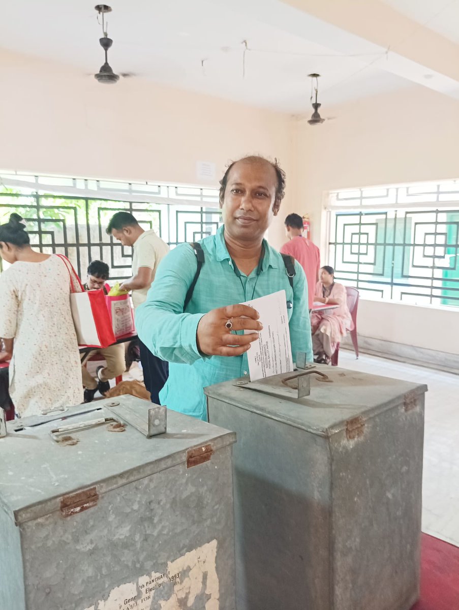 Media person voting as absentee voter at Bangaon SDO office .The initiative made the media persons extremely satisfied.
#DeshKaGarv 
#ChunavKaParv 
@CEOWestBengal