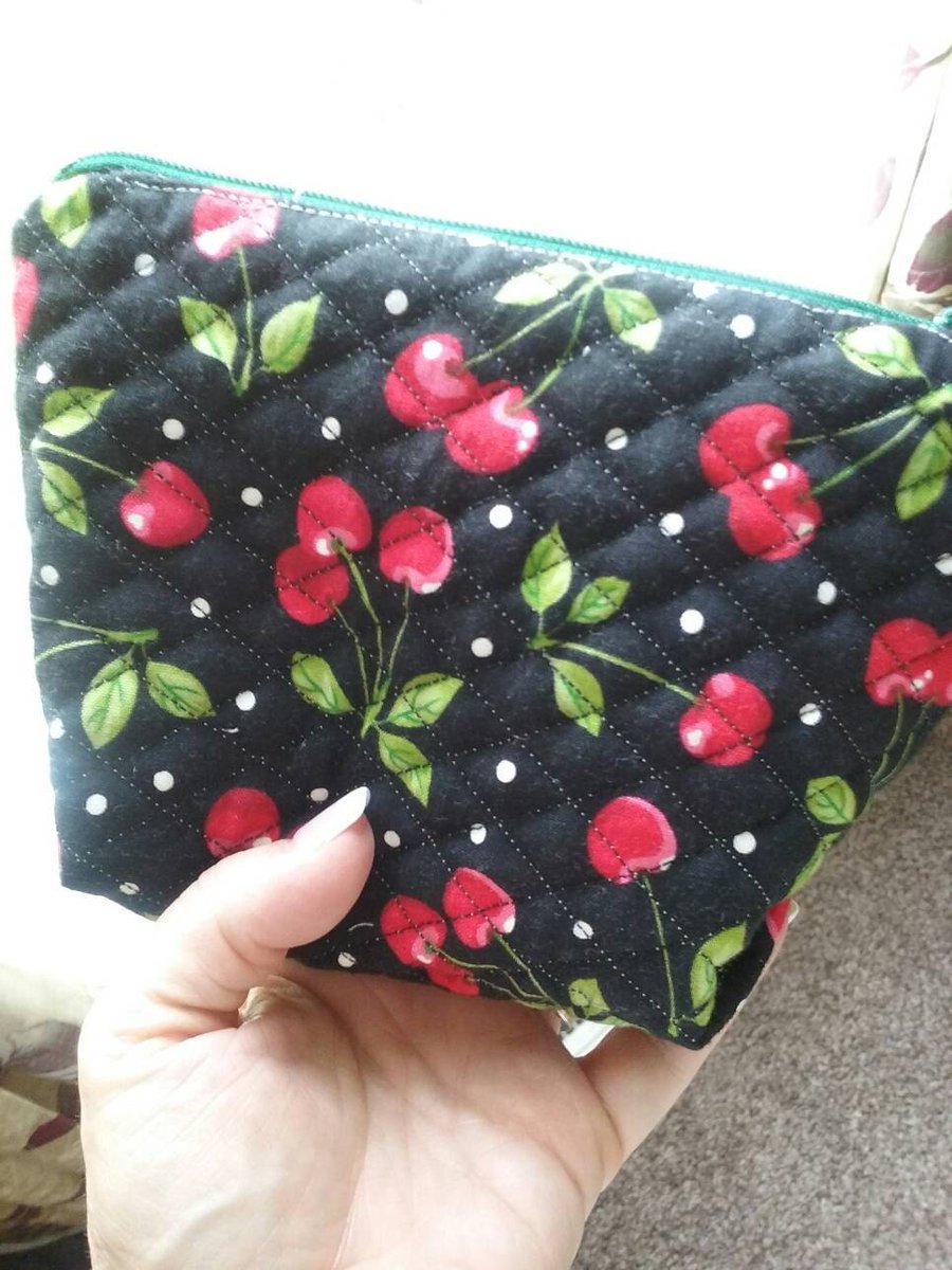Quilted Makeup bag, handmade pouch, coin purse, cosmetic bag, zippered pouch, Mothers Day, retro cherry print, gift ideas, Easter tuppu.net/1765e2c4 #KingdomWorkshop #Handmadegifts #giftsunder10 #GiftsforMom #FathersDay #July4th #CosmeticBag