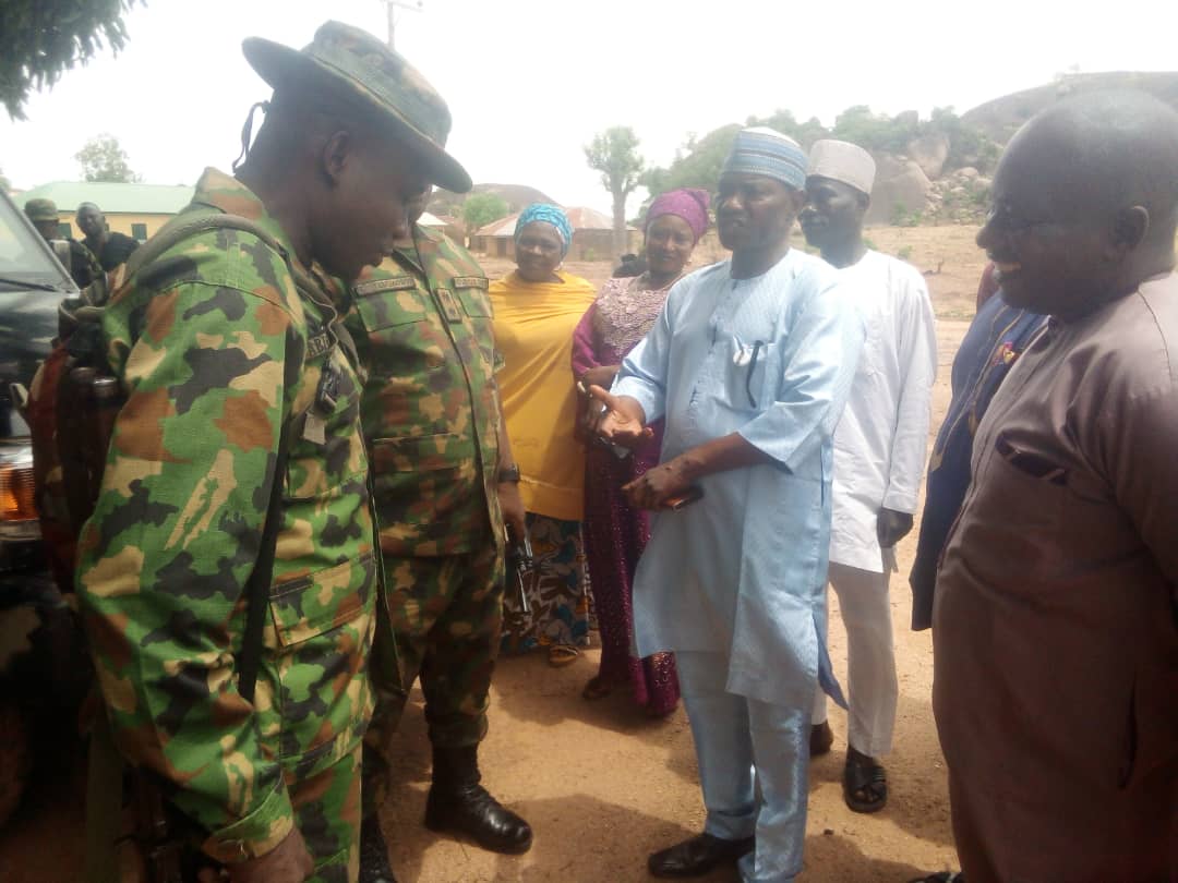 Hon. Ibrahim Gajere Chairman of Kajuru LG of Kaduna State, pays a thankful visit at Kajuru Army Camp where he express confidence on how they're curbing the menace of banditry in the area, assured them that his council's support. @officialABAT @HQNigerianArmy @ubasanius