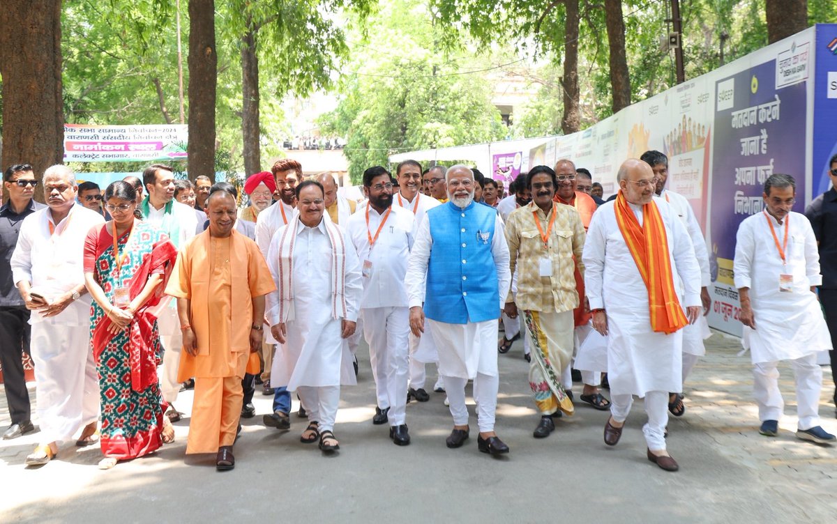 Narendra Modi (@narendramodi) on Twitter photo рдХрд╛рд╢реА рдХреЗ рдореЗрд░реЗ рдкрд░рд┐рд╡рд╛рд░рдЬрдиреЛрдВ рдХрд╛ рд╣реГрджрдп рд╕реЗ рдЖрднрд╛рд░!
рд╡рд╛рд░рд╛рдгрд╕реА рд╕реЗ рд▓рдЧрд╛рддрд╛рд░ рддреАрд╕рд░реА рдмрд╛рд░ рдирд╛рдорд╛рдВрдХрди рдХрд░ рдмреЗрд╣рдж рдЙрддреНрд╕рд╛рд╣рд┐рдд рд╣реВрдВред рдмреАрддреЗ 10 рд╡рд░реНрд╖реЛрдВ рдореЗрдВ рдЖрдк рд╕рдмрд╕реЗ рдЬреЛ рдЕрджреНрднреБрдд рд╕реНрдиреЗрд╣ рдФрд░ рдЖрд╢реАрд░реНрд╡рд╛рдж рдорд┐рд▓рд╛ рд╣реИ, рдЙрд╕рдиреЗ рдореБрдЭреЗ рдирд┐рд░рдВрддрд░ рд╕реЗрд╡рд╛рднрд╛рд╡ рдФрд░ рдкреВрд░реЗ рд╕рдВрдХрд▓реНрдк рдХреЗ рд╕рд╛рде рдХрд╛рдо рдХрд░рдиреЗ рдХреЗ рд▓рд┐рдП рдкреНрд░реЗрд░рд┐рдд рдХрд┐рдпрд╛ рд╣реИред рдЖрдкрдХреЗ рднрд░рдкреВрд░ рд╕рдорд░реНрдерди рдФрд░ рд╕рд╣рднрд╛рдЧрд┐рддрд╛ рд╕реЗ рдХрд╛рд╢реА рдХреЗ рдореЗрд░реЗ рдкрд░рд┐рд╡рд╛рд░рдЬрдиреЛрдВ рдХрд╛ рд╣реГрджрдп рд╕реЗ рдЖрднрд╛рд░!
рд╡рд╛рд░рд╛рдгрд╕реА рд╕реЗ рд▓рдЧрд╛рддрд╛рд░ рддреАрд╕рд░реА рдмрд╛рд░ рдирд╛рдорд╛рдВрдХрди рдХрд░ рдмреЗрд╣рдж рдЙрддреНрд╕рд╛рд╣рд┐рдд рд╣реВрдВред рдмреАрддреЗ 10 рд╡рд░реНрд╖реЛрдВ рдореЗрдВ рдЖрдк рд╕рдмрд╕реЗ рдЬреЛ рдЕрджреНрднреБрдд рд╕реНрдиреЗрд╣ рдФрд░ рдЖрд╢реАрд░реНрд╡рд╛рдж рдорд┐рд▓рд╛ рд╣реИ, рдЙрд╕рдиреЗ рдореБрдЭреЗ рдирд┐рд░рдВрддрд░ рд╕реЗрд╡рд╛рднрд╛рд╡ рдФрд░ рдкреВрд░реЗ рд╕рдВрдХрд▓реНрдк рдХреЗ рд╕рд╛рде рдХрд╛рдо рдХрд░рдиреЗ рдХреЗ рд▓рд┐рдП рдкреНрд░реЗрд░рд┐рдд рдХрд┐рдпрд╛ рд╣реИред рдЖрдкрдХреЗ рднрд░рдкреВрд░ рд╕рдорд░реНрдерди рдФрд░ рд╕рд╣рднрд╛рдЧрд┐рддрд╛ рд╕реЗ