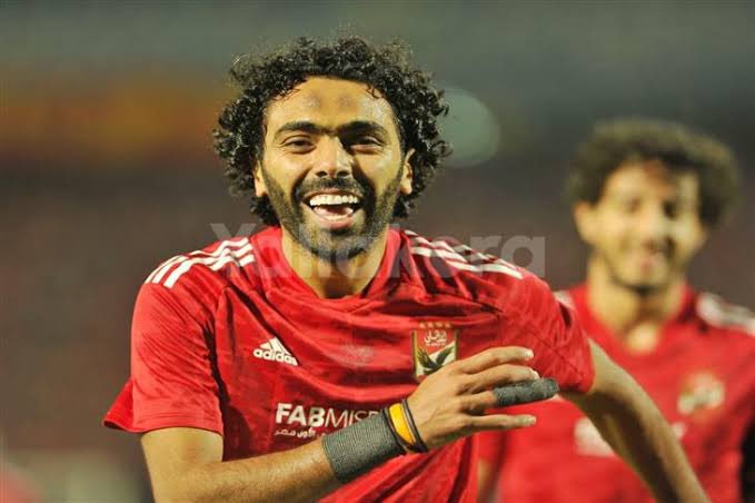 #حسين_الشحات
رد على سؤال مهم عند الاهلاوية
هو الجمهور اياه ليه مصر انه حسين يجراله حاجة او يفضل ضاغط عليه بعنف

حسين نزل فى مباراة البلدية قلب الدنيا حرفيا
وكان بيغربل بالاربع والخمس لاعيبة

كل ده وهو مضغوط و مش فى كامل تركيزه

تخيل بقى لما يروق لهم هيعمل ايه

معذورين يا صديقى
