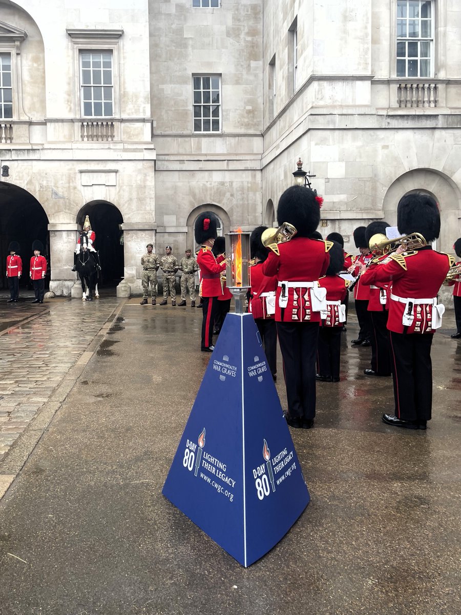 The Torch of Commemoration will build connections between veterans and young people and bring people together to pass the #LegacyofLiberation on to the next generation. This morning at Horse Guards Parade the Prime Minister @RishiSunak received the Torch from our @dgcwgc who