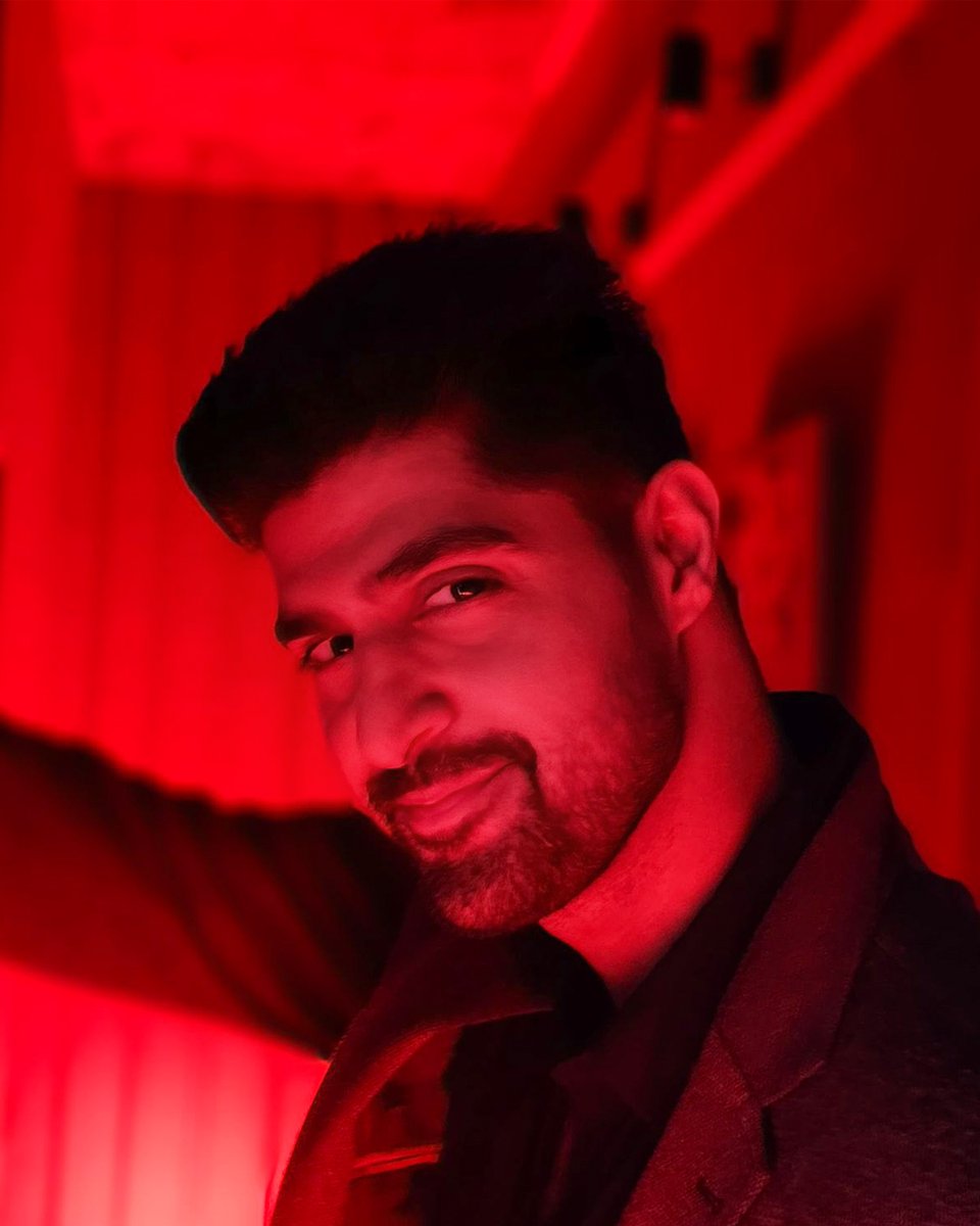 Look how @TanujVirwani is captivating us with his PROraits, clicked with Studio Aura Light of the luxurious vivo V30e. His stunning portraits showcase how seamlessly it adjust light and color and gives out astonishing results. Witness the elegance that Studio Aura Light