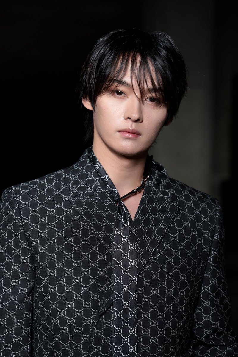 Before we dive into the full list of stars at #GucciCruise25, let's talk about how good Lee Know looked at the show!

Link: lofficielmalaysia.com/fashion/davika…

#LeeKnowXGucci #LeeKnow #LeeKnowXGucciLondra #GucciLondra #Gucci #StrayKids #스트레이키즈 #리노