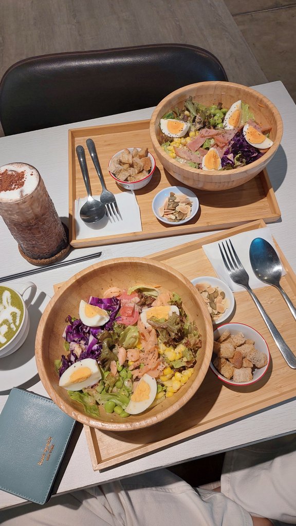 cassyspacey's tweet image. #studydate withhh @ipawpiuwpiuw 
📍 salad café 🥗🍓🍵