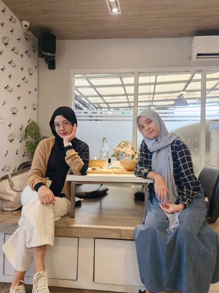 cassyspacey's tweet image. #studydate withhh @ipawpiuwpiuw 
📍 salad café 🥗🍓🍵