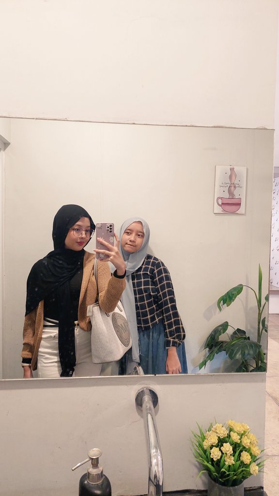 cassyspacey's tweet image. #studydate withhh @ipawpiuwpiuw 
📍 salad café 🥗🍓🍵